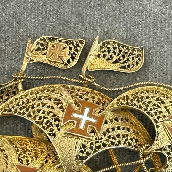 Vintage Gold Tone Metal Filigree & Enamel Portugal Sailing Ship pin brooch 1950